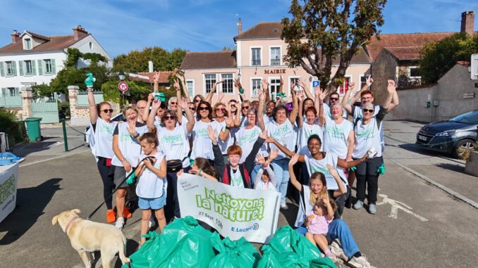 Les participants de l’opération Nettoyons la Nature devant la mairie du Tremblay-sur-Mauldre, le 27 septembre 2026