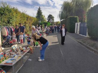 Exposants et chineurs dans la rue lors du vide-grenier du Tremblay-sur-Mauldre