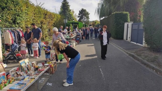 Exposants et chineurs dans la rue lors du vide-grenier du Tremblay-sur-Mauldre