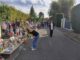 Exposants et chineurs dans la rue lors du vide-grenier du Tremblay-sur-Mauldre