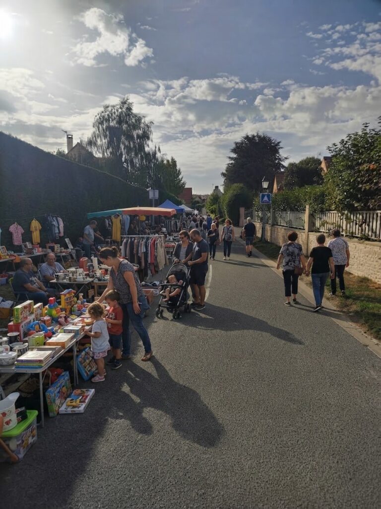 Stands et visiteurs flânant sous le soleil au vide-grenier du Tremblay-sur-Mauldre